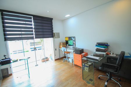 Casa à venda com 320m², 4 quartos e 4 vagas Casa à venda com 320m², 4 quartos e 4 vagasEscritório