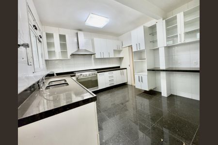 Casa à venda com 303m², 4 quartos e 4 vagas