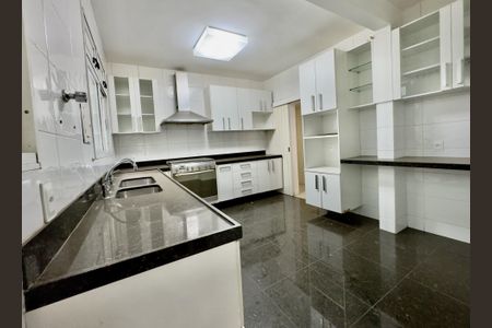 Casa à venda com 303m², 4 quartos e 4 vagas