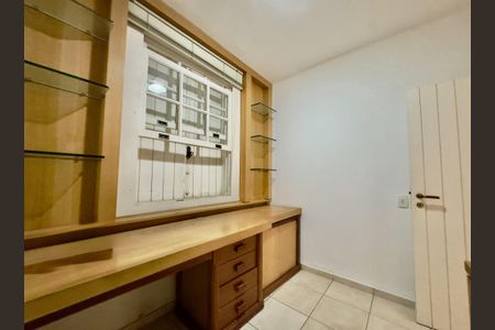 Casa à venda com 303m², 4 quartos e 4 vagas