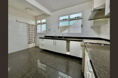 Casa à venda com 303m², 4 quartos e 4 vagas