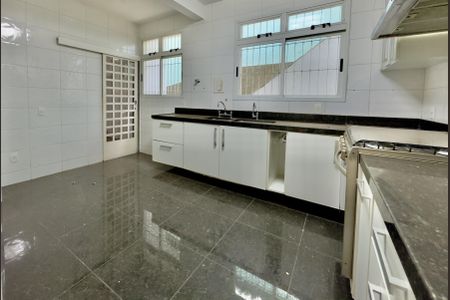Casa à venda com 4 quartos, 303m² em Vila Paris, Belo Horizonte