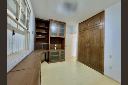 Casa à venda com 303m², 4 quartos e 4 vagas