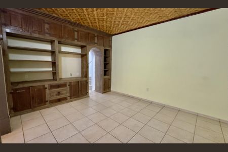 Casa à venda com 303m², 4 quartos e 4 vagas