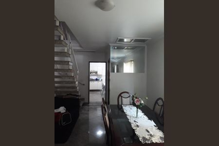 Casa à venda com 270m², 3 quartos e 2 vagasSala