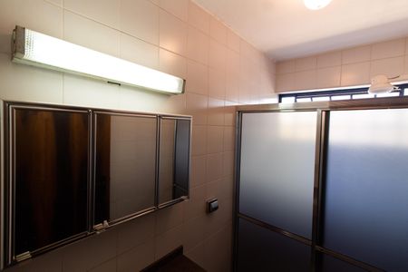 Casa à venda com 1500m², 3 quartos e 4 vagas Casa à venda com 1500m², 3 quartos e 4 vagasBanheiro da Edícula