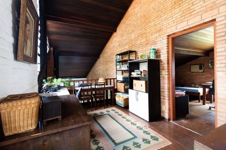 Casa à venda com 1500m², 3 quartos e 4 vagas Casa à venda com 1500m², 3 quartos e 4 vagasMezanino