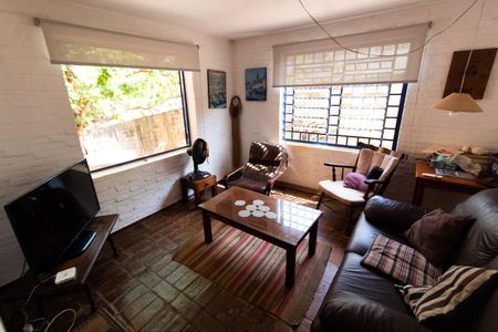 Casa à venda com 1500m², 3 quartos e 4 vagas Casa à venda com 1500m², 3 quartos e 4 vagasSala de TV