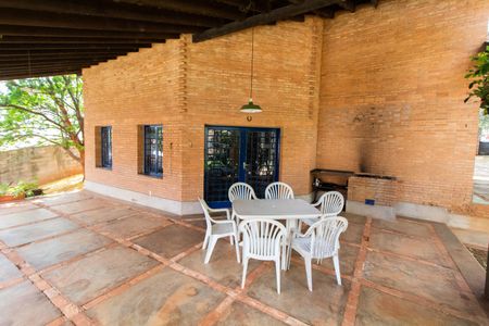 Casa à venda com 1500m², 3 quartos e 4 vagas Casa à venda com 1500m², 3 quartos e 4 vagasÁrea Externa