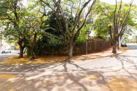 Casa à venda com 1500m², 3 quartos e 4 vagas Casa à venda com 1500m², 3 quartos e 4 vagasFachada