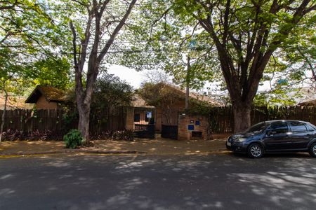 Casa à venda com 1500m², 3 quartos e 4 vagas Casa à venda com 1500m², 3 quartos e 4 vagasFachada