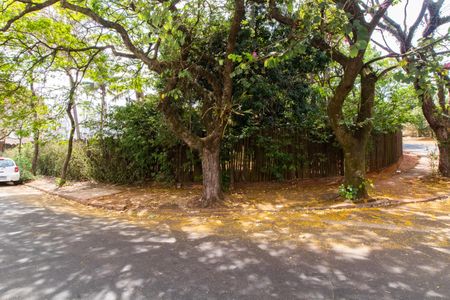 Casa à venda com 1500m², 3 quartos e 4 vagas Casa à venda com 1500m², 3 quartos e 4 vagasFachada