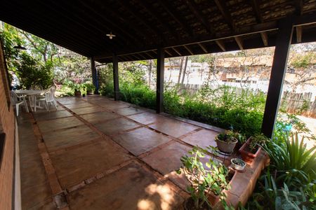 Casa à venda com 1500m², 3 quartos e 4 vagas Casa à venda com 1500m², 3 quartos e 4 vagasÁrea Externa