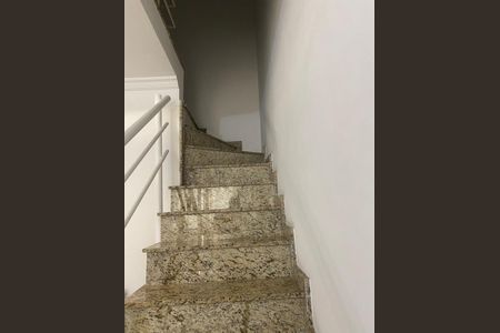 Casa de condomínio à venda com 78m², 2 quartos e 2 vagasEscada