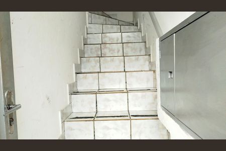 Apartamento para alugar com 84m², 2 quartos e sem vaga Apartamento para alugar com 84m², 2 quartos e sem vagaEscada de acesso