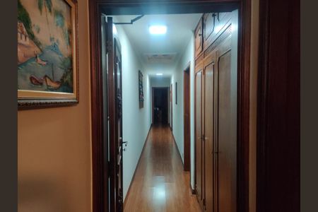 Casa à venda com 220m², 3 quartos e 4 vagasCorredor