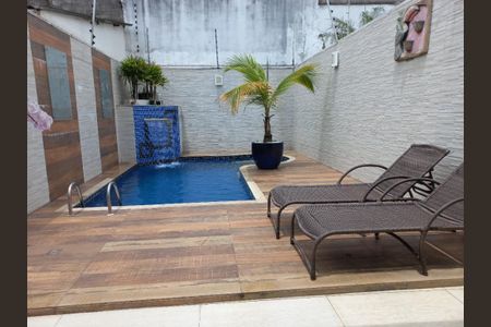 Casa à venda com 223m², 3 quartos e 4 vagas Casa à venda com 223m², 3 quartos e 4 vagasPiscina