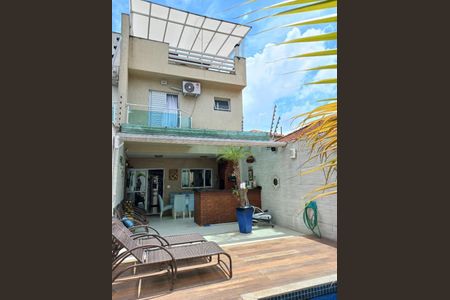 Casa à venda com 223m², 3 quartos e 4 vagas Casa à venda com 223m², 3 quartos e 4 vagasPiscina