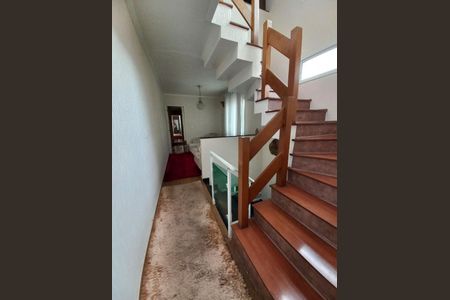 Casa à venda com 223m², 3 quartos e 4 vagas Casa à venda com 223m², 3 quartos e 4 vagasEscada