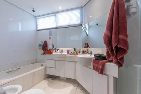 Apartamento à venda com 221m², 4 quartos e 4 vagasBanheiro