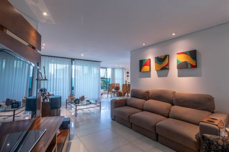 Apartamento à venda com 221m², 4 quartos e 4 vagasSala