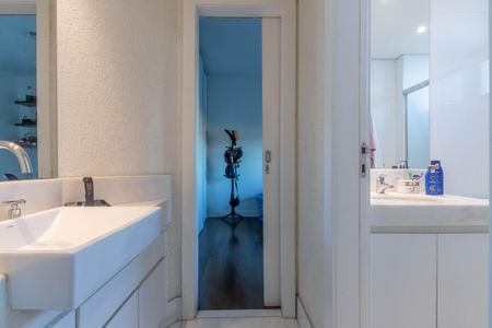 Apartamento à venda com 221m², 4 quartos e 4 vagasBanheiro