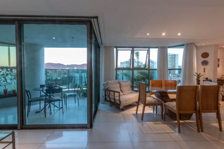 Apartamento à venda com 221m², 4 quartos e 4 vagasSala