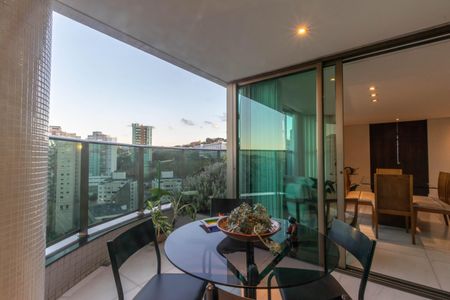 Apartamento à venda com 221m², 4 quartos e 4 vagasVaranda da Sala