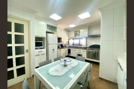 Apartamento à venda com 265m², 3 quartos e 4 vagas Apartamento à venda com 265m², 3 quartos e 4 vagasCozinha