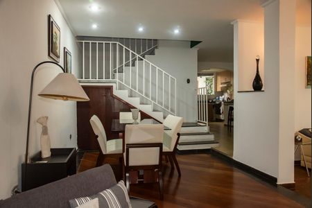 Casa à venda com 320m², 5 quartos e 4 vagasSala