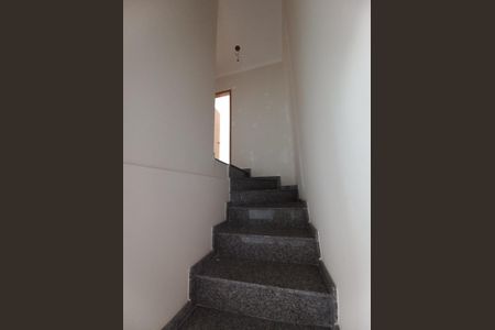 Casa à venda com 82m², 2 quartos e 2 vagasEscada