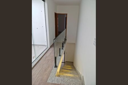 Casa à venda com 108m², 3 quartos e 2 vagasEscada