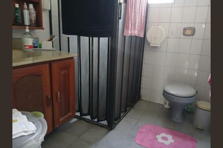 Casa à venda com 211m², 4 quartos e 2 vagas Casa à venda com 211m², 4 quartos e 2 vagasBanheiro