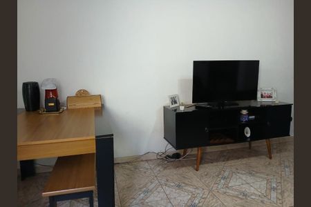 Casa à venda com 211m², 4 quartos e 2 vagas Casa à venda com 211m², 4 quartos e 2 vagasSala