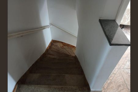 Casa à venda com 211m², 4 quartos e 2 vagas Casa à venda com 211m², 4 quartos e 2 vagasEscada