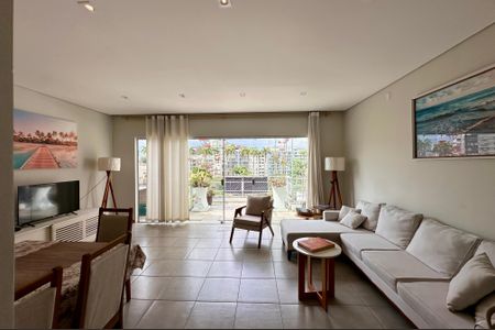 Apartamento à venda com 450m², 6 quartos e sem vaga Apartamento à venda com 450m², 6 quartos e sem vagaCorredor