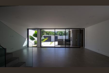 Sala de casa à venda com 5 quartos, 330m² em Barra da Tijuca, Rio de Janeiro