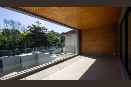 Casa à venda com 330m², 5 quartos e 2 vagasSacada da Suíte 1 e 2