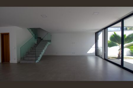 Sala de casa à venda com 5 quartos, 330m² em Barra da Tijuca, Rio de Janeiro