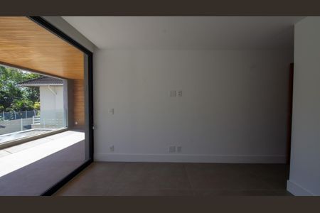 Casa à venda com 330m², 5 quartos e 2 vagasSuíte 2