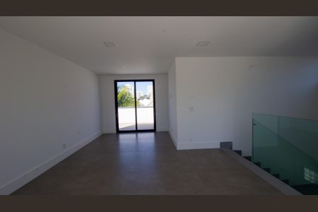 Casa à venda com 330m², 5 quartos e 2 vagasSotão