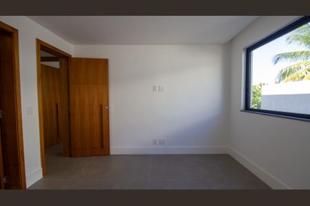 Casa à venda com 330m², 5 quartos e 2 vagasSuíte 4