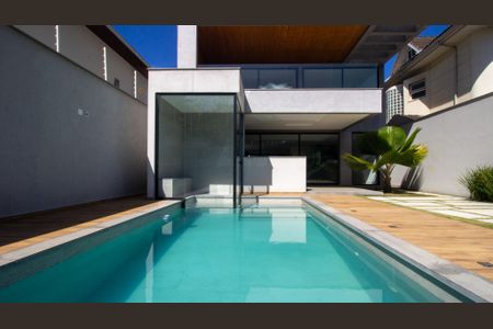 Casa à venda com 330m², 5 quartos e 2 vagasQuintal