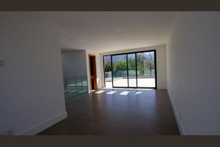 Casa à venda com 330m², 5 quartos e 2 vagasSotão