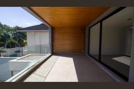Casa à venda com 330m², 5 quartos e 2 vagasSacada da Suíte 1 e 2