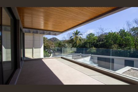 Casa à venda com 330m², 5 quartos e 2 vagasSacada da Suíte 1 e 2