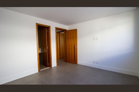 Casa à venda com 330m², 5 quartos e 2 vagasSuíte 4