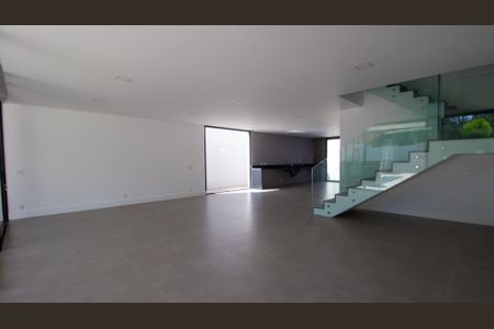 Casa à venda com 330m², 5 quartos e 2 vagasSala