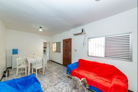 Casa à venda com 440m², 4 quartos e 5 vagasSala