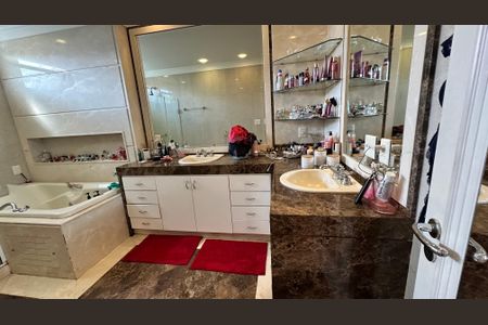 Casa à venda com 508m², 4 quartos e 5 vagasBanheiro da Suíte 1